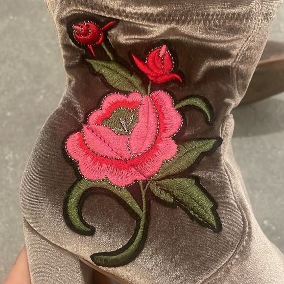 steve madden Edition velvet pink rose embroidered zipper chunky heeled booties - Picture 9 of 15